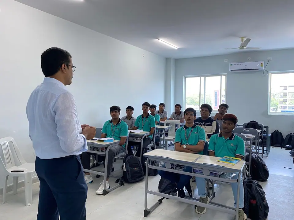 A faculty member teaching a class